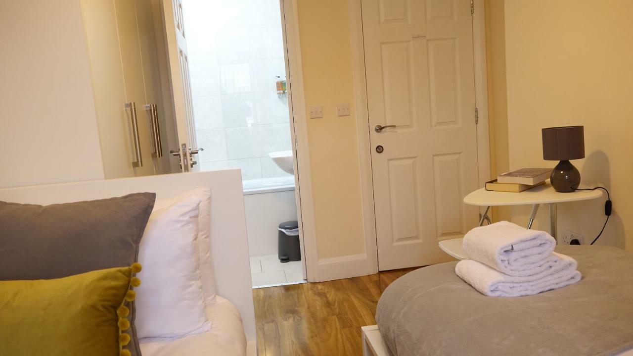 Heathrow Ensuite Rooms- Auto Check In London Exterior photo
